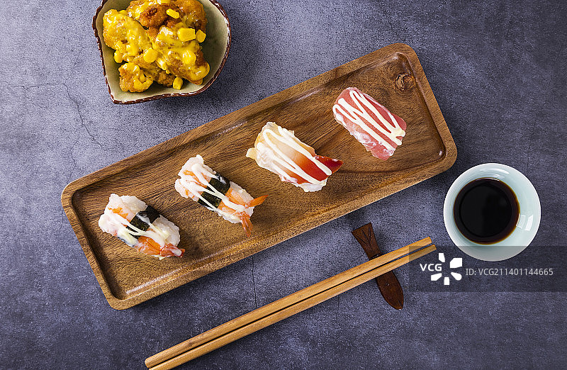 日式美食料理寿司和生鱼片图片素材