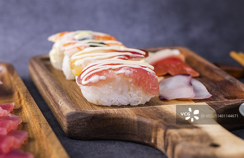 日式美食料理寿司和生鱼片图片素材