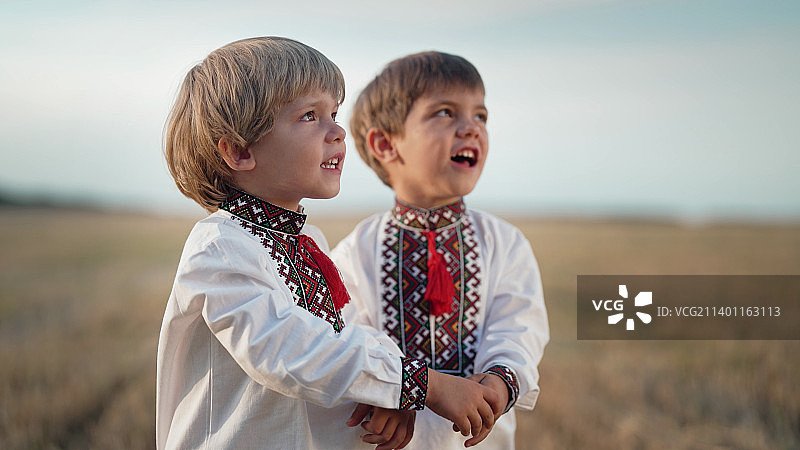 在麦田中歌唱的乌克兰小男孩的精美肖像图片素材