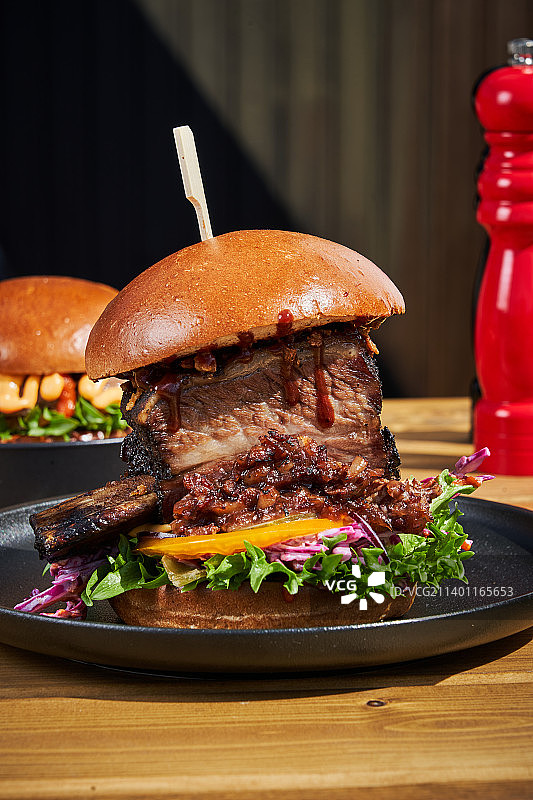 盘中汉堡特写图片素材