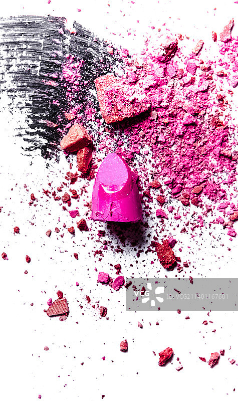 脏污风格睫毛膏笔刷，口红和眼影特写图片素材