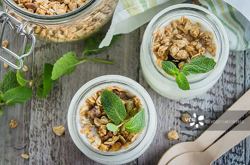 健康早餐：自制燕麦格兰诺拉配希腊酸奶和薄荷叶图片素材