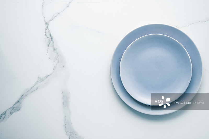 白色背景上的空碗特写图片素材