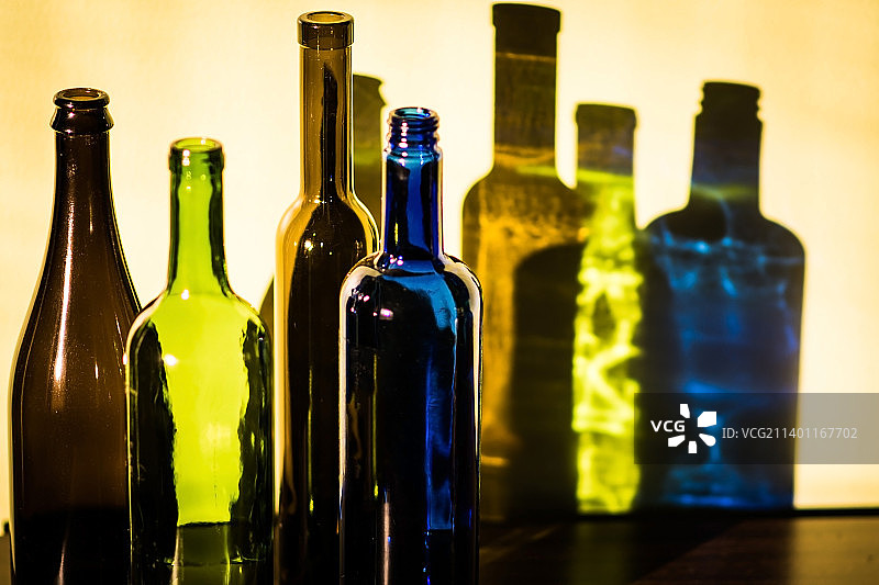 桌子上的瓶子特写图片素材