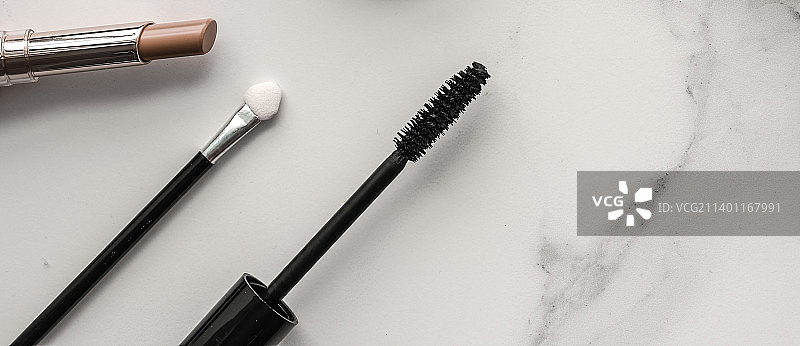 俯视拍摄：桌上的美容产品图片素材