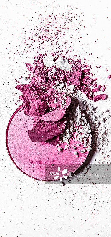 白色背景上孤立的碎眼影盘特写图片素材