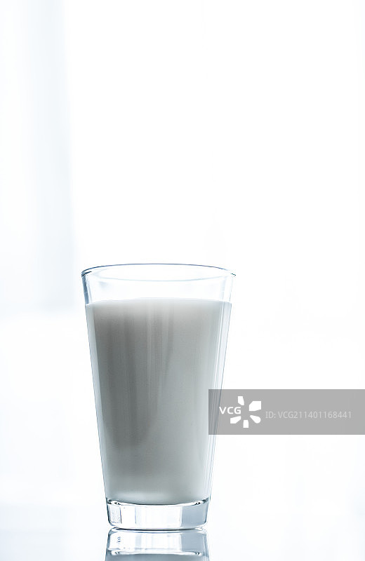 世界牛奶日：大理石桌上的满杯牛奶图片素材