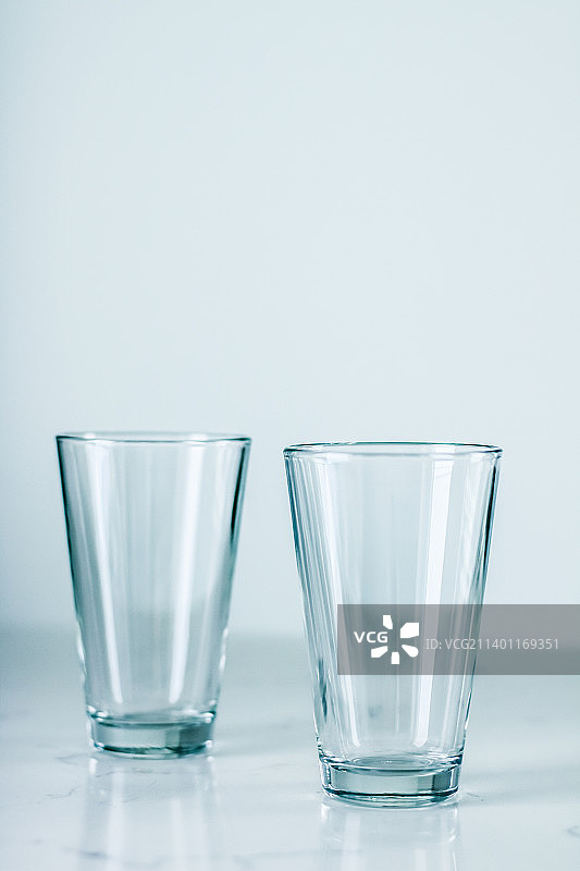 大理石桌面上干净的空玻璃杯图片素材