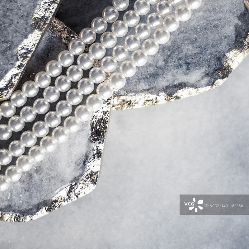 大理石上的珍珠项链俯视图图片素材