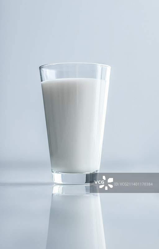 世界牛奶日：大理石桌上的满杯牛奶图片素材