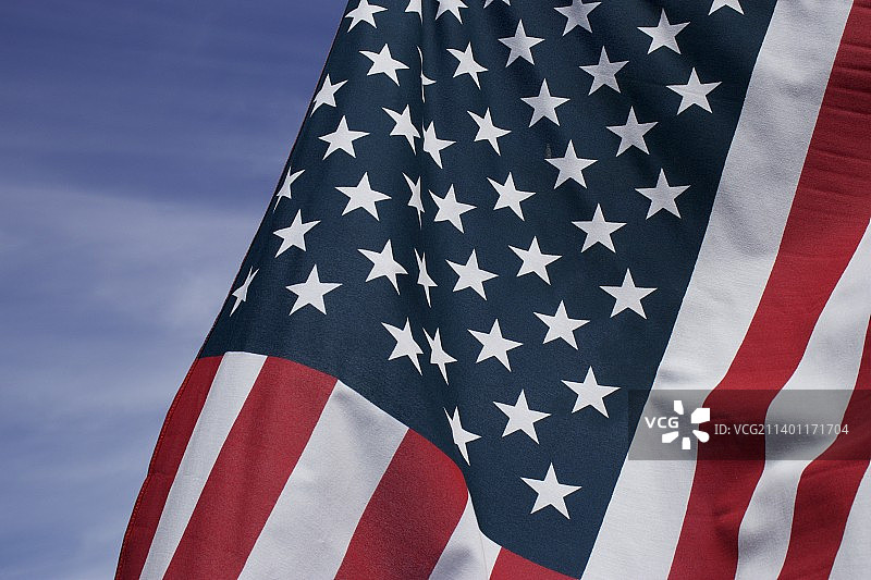 美国国旗天空背景特写，美国宾夕法尼亚州麦克卢尔图片素材