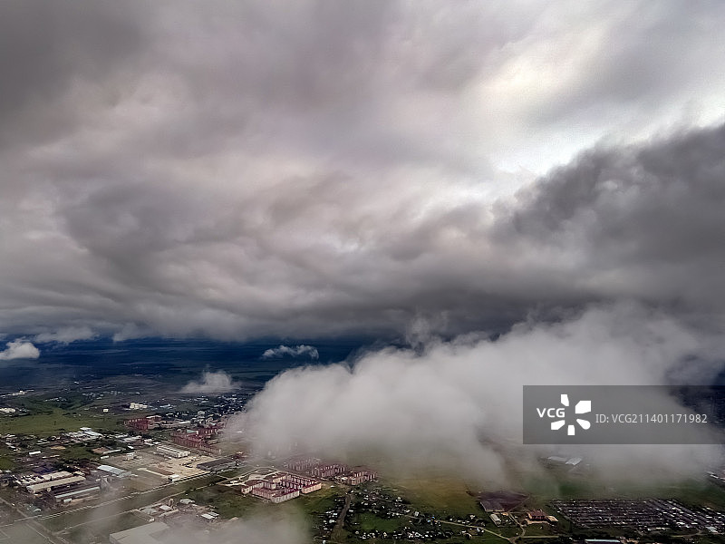 飞过厚厚的云层，天空中的雨云，积云，气象学，哈萨克斯坦彼得罗巴甫尔图片素材