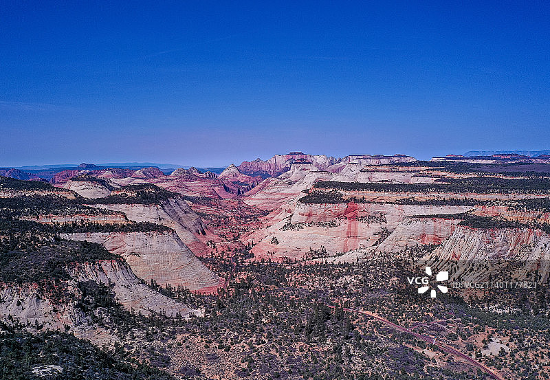 犹他州凯恩县的蓝天景观航拍图片素材