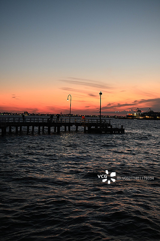 日落时，澳大利亚菲利普港海上的码头的剪影图片素材