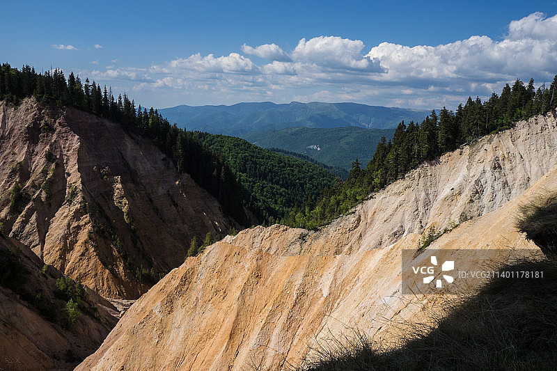 天空下的落基山脉全景图片素材