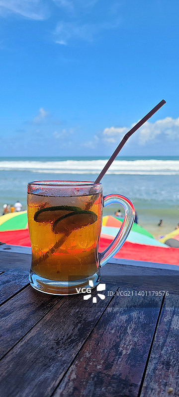 饮品特写，背景为海面，印度尼西亚日惹图片素材
