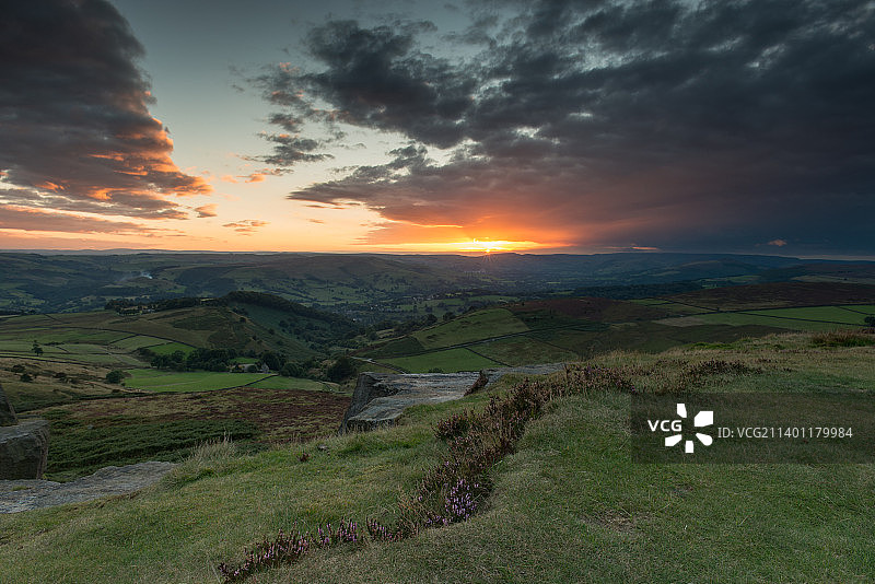 英国德比郡日落时分的天空景色图片素材