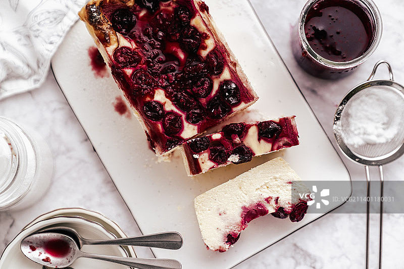 桌子上的蛋糕高角度视图图片素材