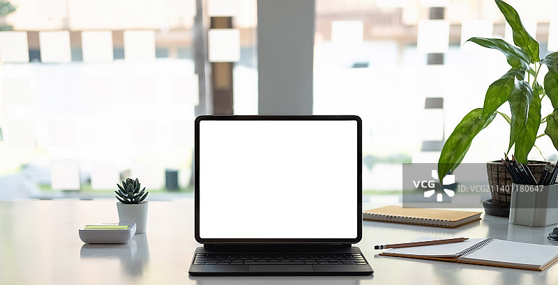 桌面上带白色空白屏幕的数位板工作区概念图片素材