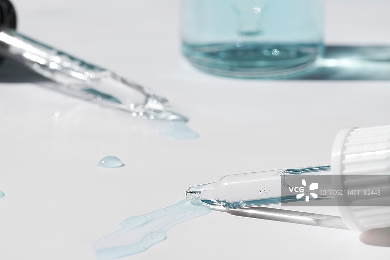 移液管中的精华液、油和洁面啫喱，猴痘新冠病毒图片素材
