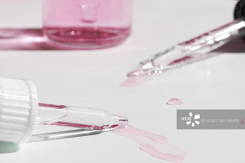 移液管中的精华液、油和洁面啫喱，猴痘新冠病毒图片素材