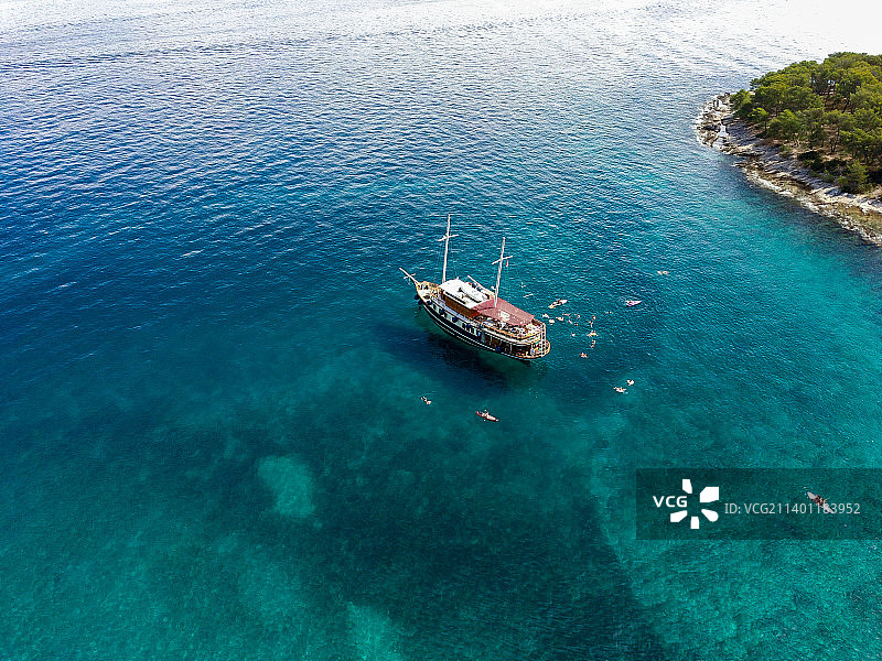 克罗地亚斯提湾布拉奇岛绿松石海湾的旅游帆船航拍照片图片素材