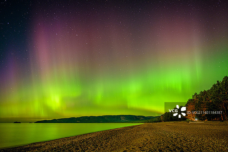 2022年9月4日苏必利尔湖上的北极光，加拿大苏必利尔湖省立公园图片素材