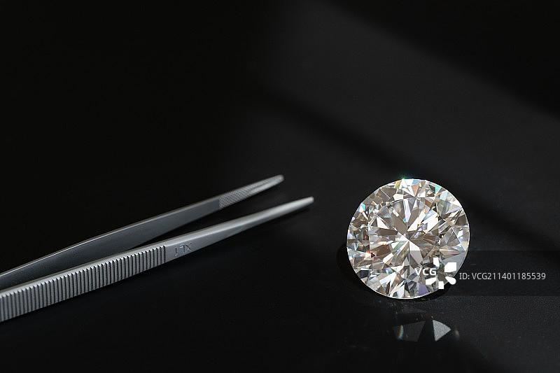 桌上的钻戒特写图片素材