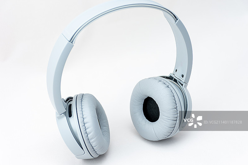 白色背景上的灰色无线耳机特写，塞提夫，阿尔及利亚图片素材