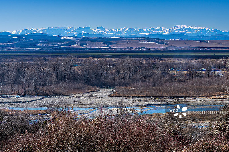 俄罗斯克拉斯诺达尔边疆区的湖光山色雪山图片素材