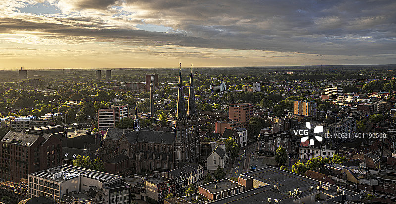 蒂尔堡斯普尔兰多云天空下的城市建筑高角度景观图片素材