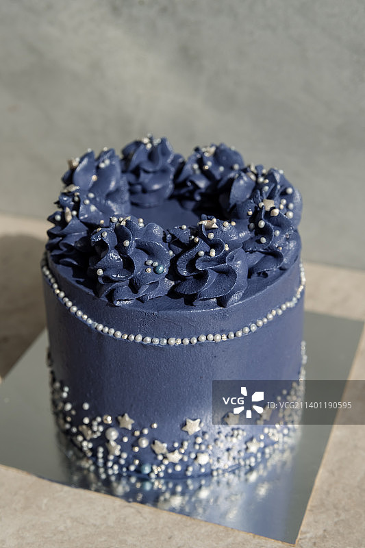 美味自制鲜巧克力玫瑰蛋糕图片素材