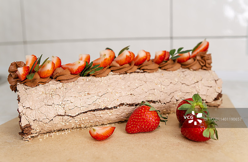 草莓奶油夹心海绵蛋糕卷，自制蛋糕卷图片素材