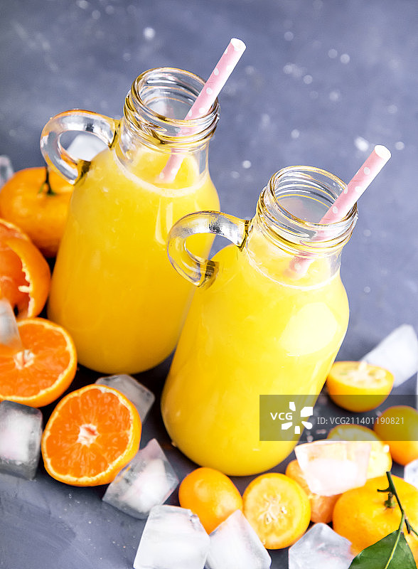鲜榨柑橘汁与水果切片冰块图片素材