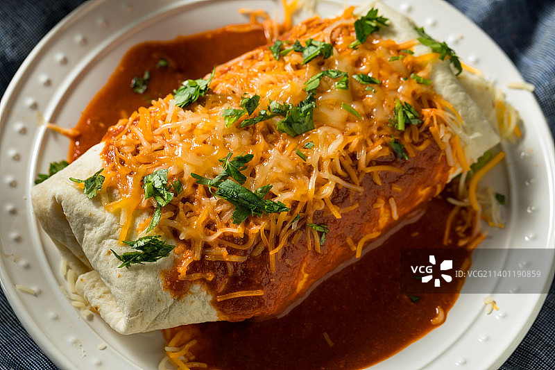 高角度的食物在盘子上的桌子图片素材