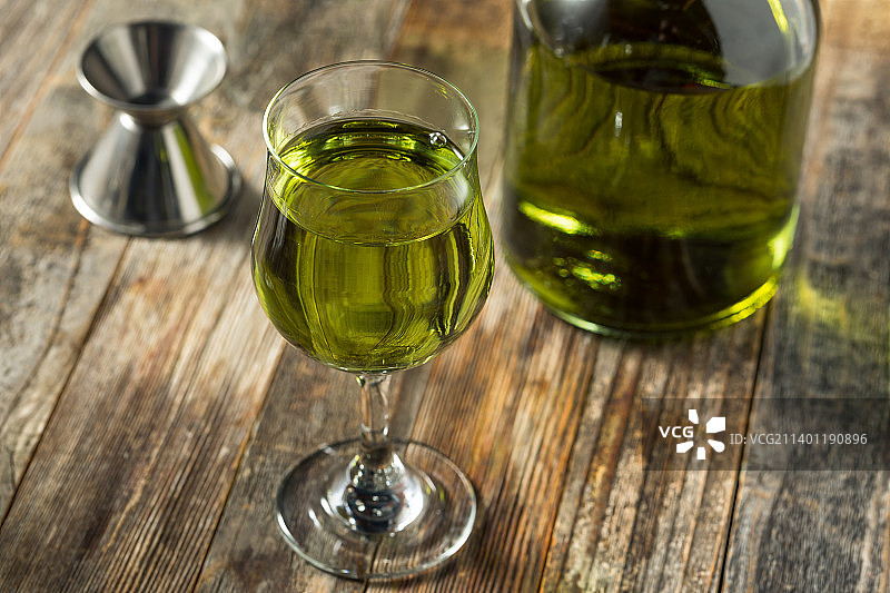 桌子上装葡萄酒的玻璃杯图片素材