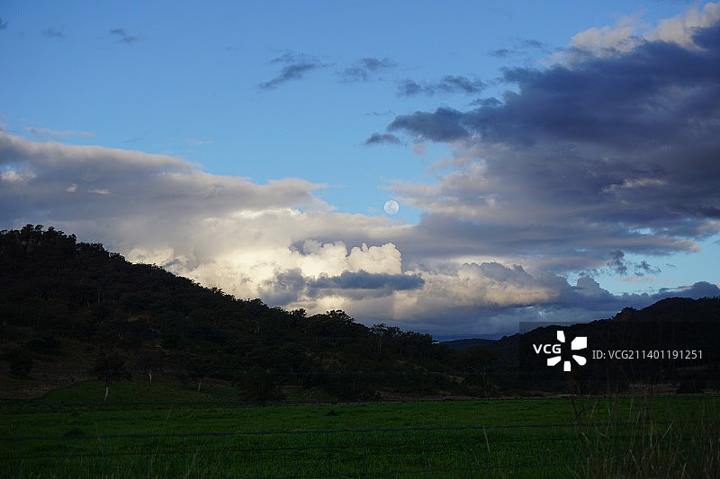 天空映衬下的田野风景图片素材