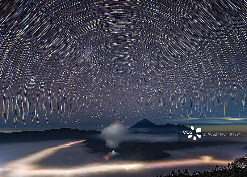 印度尼西亚布罗莫火山星轨风光图片素材