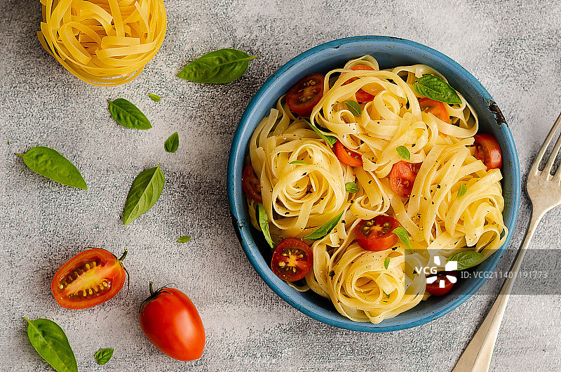 阿根廷餐桌上碗里的意面高角度拍摄图片素材