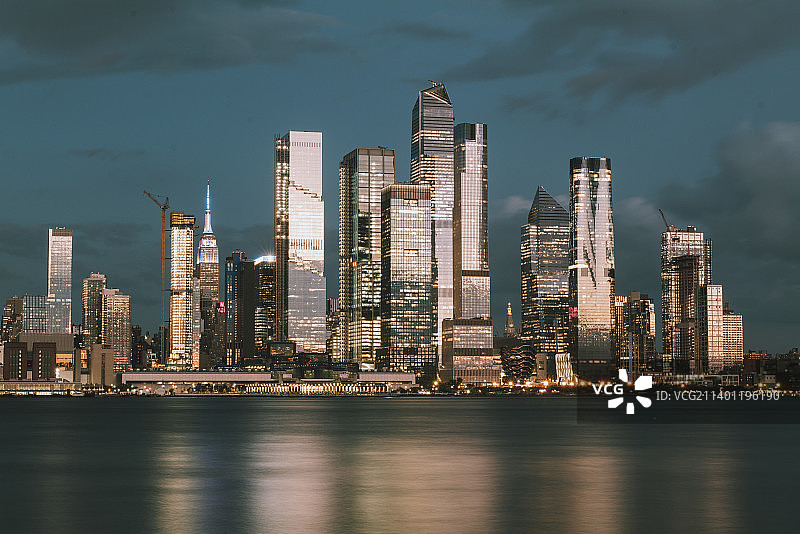 美国哈德逊城市广场的夜间摩天大楼景色图片素材