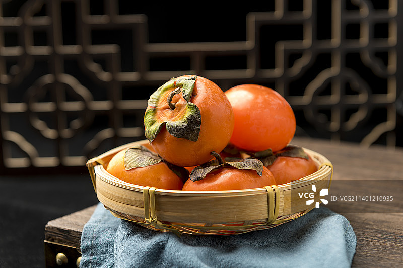 一簸箕甜心柿子秋季水果特写图片素材