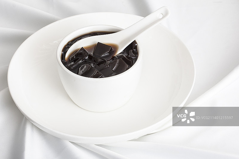 极简餐具搭配的龟苓膏图片素材