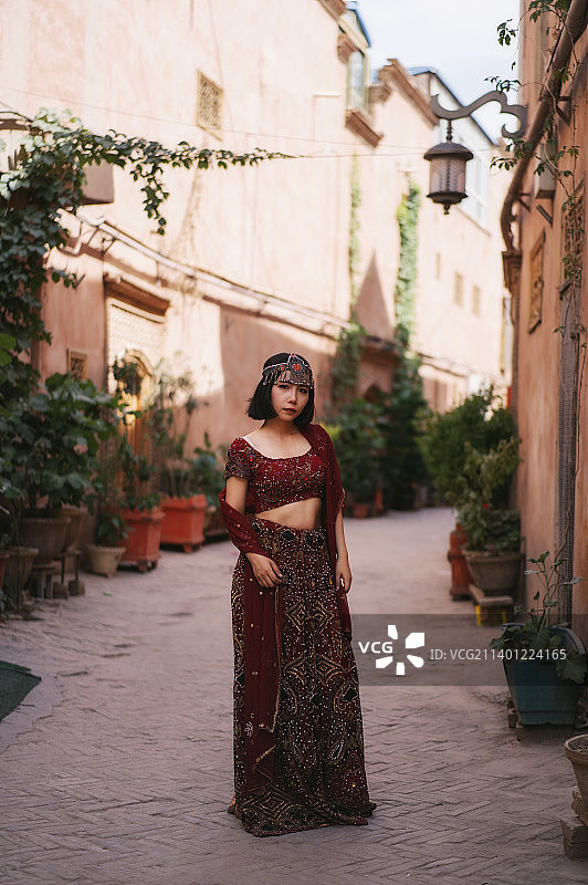 新疆喀什古城里,穿着异域风情服装的女性图片素材