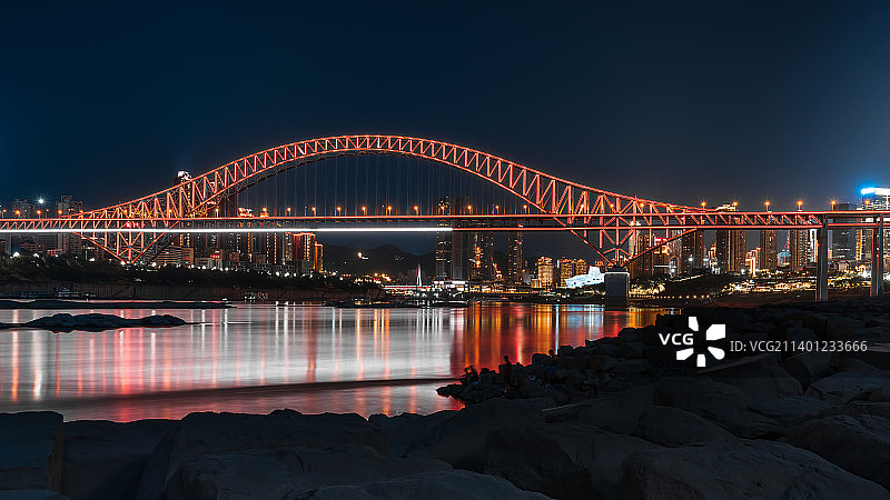 多彩大桥—灯光下的重庆朝天门大桥图片素材