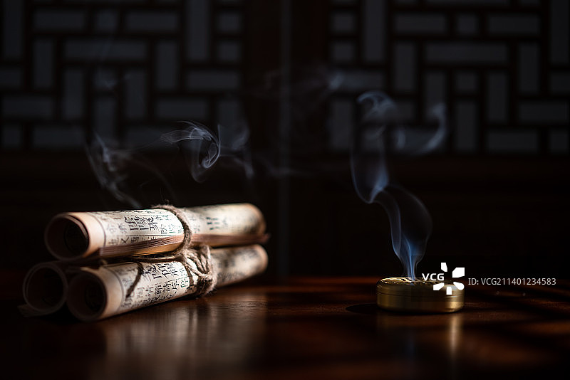书房书桌上香薰烟雾图片素材