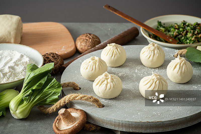 专业面点师傅在制作香菇青菜包子，菜包图片素材