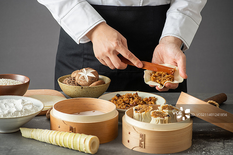 专业面点师傅在制作烧卖图片素材