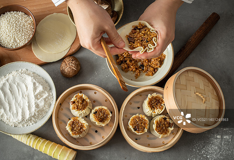 专业面点师傅在制作烧卖图片素材