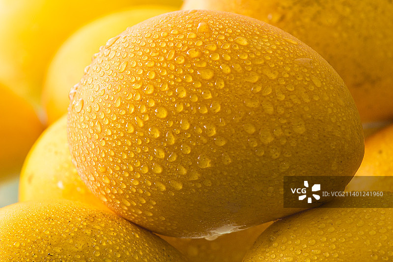 色泽金黄诱人的新鲜芒果图片素材