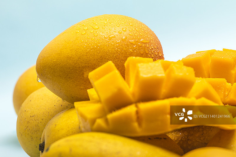 色泽金黄诱人的新鲜芒果图片素材